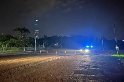 Bloqueio nos dois sentidos da BR-116 em Estância Velha após acidente com morte na madrugada.<!-- NICAID(16019599) -->