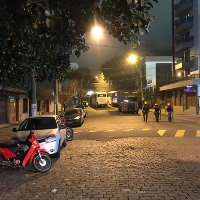 Viaturas da BM próximas ao estádio Alfredo Jaconi por conta de briga entre torcedores do Juventude e Athletico-PR.<!-- NICAID(15118891) -->