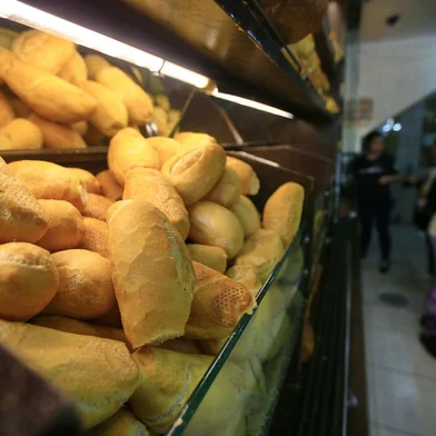 PORTO ALEGRE, RS, BRASIL - 2019.10.07 - O pão francês está 450% mais caro. Aumento no preço do trigo faz com que valor do pão chegue mais caro ao consumidor. (Foto: ANDRÉ ÁVILA/ Agência RBS)<!-- NICAID(14279984) -->