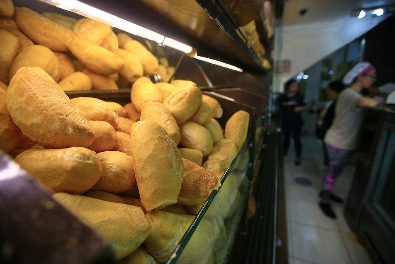 PORTO ALEGRE, RS, BRASIL - 2019.10.07 - O pão francês está 450% mais caro. Aumento no preço do trigo faz com que valor do pão chegue mais caro ao consumidor. (Foto: ANDRÉ ÁVILA/ Agência RBS)<!-- NICAID(14279984) -->