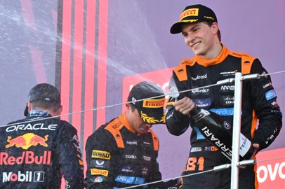 Third-placed McLaren's Australian driver Oscar Piastri (R) celebrates on the podium with winner Red Bull Racing's Dutch driver Max Verstappen (L) and second-placed McLaren's British driver Lando Norris at the end of the Formula One Japanese Grand Prix at the Suzuka circuit, Mie prefecture on September 24, 2023. (Photo by Kazuhiro NOGI / AFP)Editoria: SPOLocal: SuzukaIndexador: KAZUHIRO NOGISecao: motor racingFonte: AFPFotógrafo: STF<!-- NICAID(15550586) -->