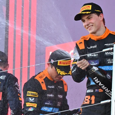 Third-placed McLaren's Australian driver Oscar Piastri (R) celebrates on the podium with winner Red Bull Racing's Dutch driver Max Verstappen (L) and second-placed McLaren's British driver Lando Norris at the end of the Formula One Japanese Grand Prix at the Suzuka circuit, Mie prefecture on September 24, 2023. (Photo by Kazuhiro NOGI / AFP)Editoria: SPOLocal: SuzukaIndexador: KAZUHIRO NOGISecao: motor racingFonte: AFPFotógrafo: STF<!-- NICAID(15550586) -->