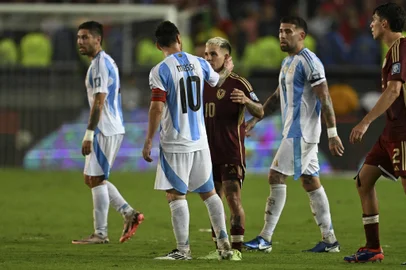 Argentina's forward Lionel Messi (2nd L) and Venezuela's midfielder Yeferson Soteldo greet each other during the 2026 FIFA World Cup South American qualifiers football match between Venezuela and Argentina, at the Monumental de Maturin stadium in Maturin, Venezuela, on October 10, 2024. (Photo by JUAN BARRETO / AFP)Editoria: SPOLocal: MaturínIndexador: JUAN BARRETOSecao: soccerFonte: AFPFotógrafo: STF<!-- NICAID(15888784) -->