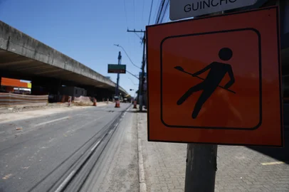 Canoas, RS, Brasil – Obras na BR-116, no Viaduto do Boqueirão. Na imagem, trabalhadores realizam obras no trecho.<!-- NICAID(16164819) -->