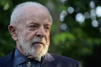 Brazil's President Luiz Inacio Lula da Silva looks on after decorating Uruguayan ex-President (2010-2015) Jose Mujica (out of frame) with the National Order of the Southern Cross during a visit to his house in Montevideo on December 5, 2024. Lula arrived in Montevideo to attend the Mercosur Summit. (Photo by Dante FERNANDEZ / AFP)Editoria: POLLocal: MontevideoIndexador: DANTE FERNANDEZSecao: diplomacyFonte: AFPFotógrafo: STR<!-- NICAID(15932414) -->