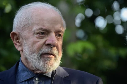 Brazil's President Luiz Inacio Lula da Silva looks on after decorating Uruguayan ex-President (2010-2015) Jose Mujica (out of frame) with the National Order of the Southern Cross during a visit to his house in Montevideo on December 5, 2024. Lula arrived in Montevideo to attend the Mercosur Summit. (Photo by Dante FERNANDEZ / AFP)Editoria: POLLocal: MontevideoIndexador: DANTE FERNANDEZSecao: diplomacyFonte: AFPFotógrafo: STR<!-- NICAID(15932414) -->