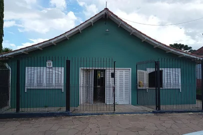 Imóvel no centro do distrito de Fazenda Souza que foi cedido pela família Boff/ A previsão é de que a obra inicie na próxima segunda-feira, dia 8./ O investimento da prefeitura é de 240 mil reais./ E o prazo para conclusão é de 120 dias quando devem então iniciar as inscrições das 20 crianças, de zero a três anos que serão beneficiadas./ O projeto contempla a instalação de salas de atividades, sanitários infantil e adulto, secretaria, pátio coberto, cozinha e lavanderia.// A assinatura aconteceu ontem na prefeitura.//<!-- NICAID(15641068) -->