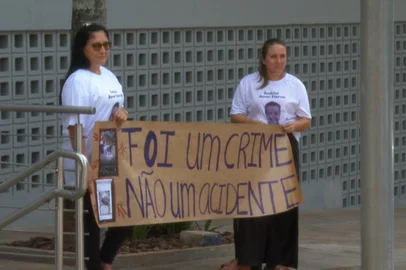 Família de menino que morreu após colisão na Vila Luiza protesta por justiça em frente ao Fórum de Passo Fundo<!-- NICAID(16004059) -->