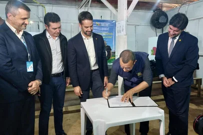 Ministro das Cidades, Jader Filho, e governador do RS, Eduardo Leite, assinam protocolo de intenção para aporte do governo do RS em cooperativas habitacionais<!-- NICAID(16052578) -->