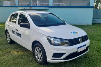 Carro próprio de instrutor autônomo adesivado para aulas de direção<!-- NICAID(16256832) -->