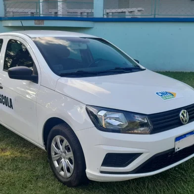 Carro próprio de instrutor autônomo adesivado para aulas de direção<!-- NICAID(16256832) -->