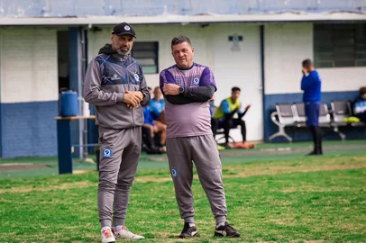 Técnico Alê Menezes durante treinamento do Glória de Vacaria.<!-- NICAID(16086369) -->