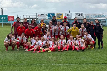 No sábado (18/10), as Gurias Coloradas estrearam no Campeonato Gaúcho Sub-17 com uma grande vitória sobre o Novo Hamburgo. A partida foi disputada no Estádio do Vale.Sob o comando do técnico David da Silva, o time colorado venceu por 8 a 0, com gols de Eduarda Stumpf (4x), Yngrid Piauí, Natália Barros (2x) e Laurinha.Na próxima rodada, o Inter enfrenta o Brasil de Pelotas, no sábado (25/10), às 15h, no SESC Protásio Alves.<!-- NICAID(16150573) -->