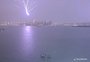 Raio atinge prédio mais alto de Nova York durante tempestade