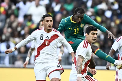 Senegal's forward #11 Nicolas Jackson (2L) shoots the ball past Peru's midfielder #08 Erick Noriega (L) during the international friendly football match between Senegal and Peru at the Stade de France in Saint-Denis, north of Paris, on March 28, 2026 (Photo by JULIEN DE ROSA / AFP)<!-- NICAID(16254370) -->