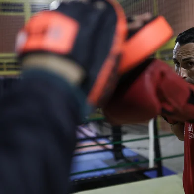 OSÓRIO, RS, BRASIL, 25-08-2025: O impacto da prática esportiva na reinserção social de presos que cumpriram suas penas.  Adalberto Borges Dolejal, 37 anos, é boxeador desde os 18 anos. Em 2016, foi preso por posse de entorpecentes e encontrou no boxe uma forma de se reinserir na sociedade após ter cumprido sua pena. Hoje dá aulas em comunidades terapêuticas e também auxilia no projeto social Tairone Silva, desenvolvido pelo treinador Anildo Pereira dos Santos e que atende cerca de 100 pessoas dos cinco aos 35 anos em Osório. Foto: Renan Mattos/ Agência RBS<!-- NICAID(16110368) -->