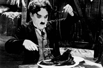Charles Chaplin no filme Em busca do ouro<!-- NICAID(10182174) -->
