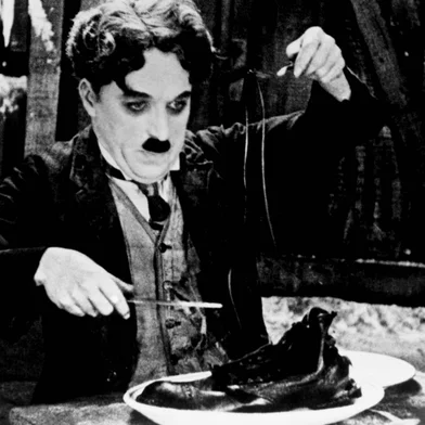 Charles Chaplin no filme Em busca do ouro<!-- NICAID(10182174) -->