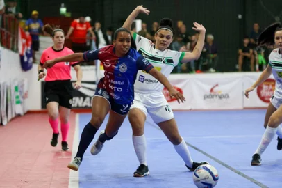 Lance de jogo da final feminina de 2024, no Gauchão, entre Malgi e Celemaster, em Uruguaiana.