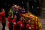 A Bearer Party of The Queen's Company, 1st Battalion Grenadier Guards carries the coffin of Queen Elizabeth II, draped in the Royal Standard, from the State Gun Carriage of the Royal Navy to Westminster Abbey in London on September 19, 2022, during of the State Funeral Service. - Leaders from around the world will attend the state funeral of Queen Elizabeth II. The country's longest-serving monarch, who died aged 96 after 70 years on the throne, will be honoured with a state funeral on Monday morning at Westminster Abbey. (Photo by PHIL NOBLE / POOL / AFP)<!-- NICAID(15209877) -->