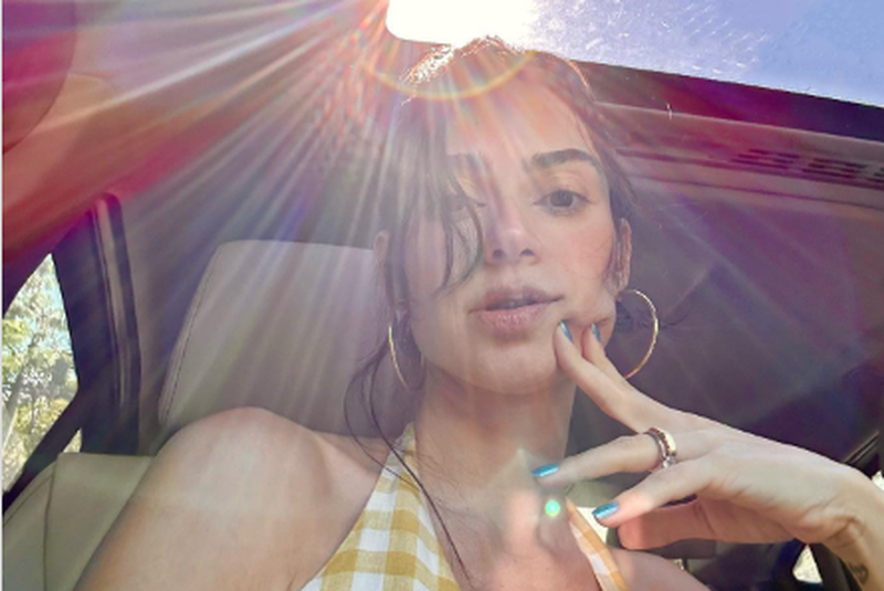 Thaila Ayala em selfie dentro do carro