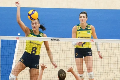 Júlia Kudiess, vôlei