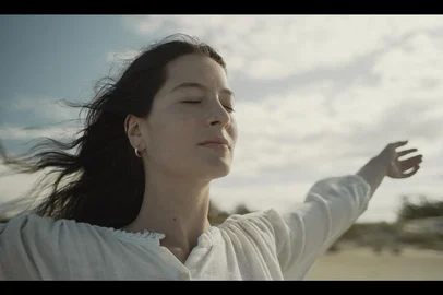 "A Versão de Anita" estreia a partir do dia 13 de março. O longa terá sessão comentada em Porto Alegre (RS), na Cinemateca Paulo Amorim (R. dos Andradas, 736), no dia 13, às 19h. A projeção contará com a presença do produtor Juan Zapata e membros da equipe. O filme segue seu percurso nos cinemas em Caxias do Sul (RS), no dia 26, São Paulo (SP), no dia 27, Laguna (SC), terra natal de Anita, e outras praças de exibição a serem anunciadas.<!-- NICAID(15992981) -->