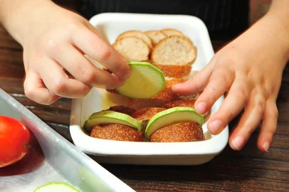 *** Adriana F - Gastronomia ***Gastronomia infantil para o Dia dos Pais com a chef de cozinha Michele Leão e sua filha Magnólia Leão Ramos, seis anos.Local Caffé del Barbieri (Jerônimo Coelho, 188) - receita Assado de pão,queijos,manjericão e chouriço<!-- NICAID(230237) -->