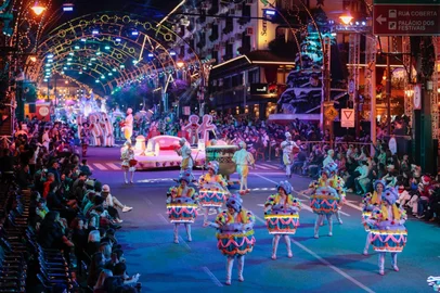 O 40° Natal Luz de Gramado, que ocorreu de 23 de outubro de 2025 a 18 de janeiro de 2026, atingiu números históricos. Com o selo do Guinness World Records de mais longo festival de Natal do mundo, o evento atraiu 2,8 milhões de visitantes em 88 dias de programação. O movimento turístico intenso representou um incremento de mais de R$ 420 milhões na economia local. Os dados foram apresentados pela presidente da Gramadotur, Rosa Helena Volk, e pelo prefeito de Gramado, Nestor Tissot, em coletiva de imprensa, na tarde desta segunda-feira (19), no Expogramado.Em sua edição comemorativa de 40 anos, o Natal Luz envolveu 2.500 profissionais na organização e promoveu aproximadamente 400 espetáculos entre atrações gratuitas e pagas. Com R$ 39 milhões de orçamento, o evento atingiu o melhor desempenho em vendas dos últimos anos. Ao todo, foram comercializados 153.672 ingressos e emitidos 174.811 bilhetes, incluindo os vouchers das trocas solidárias e cortesias para imprensa, patrocinadores e convidados.<!-- NICAID(16206992) -->