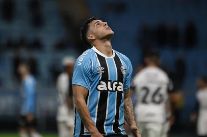 PORTO ALEGRE, RS, BRASIL, 12-06-2025: Grêmio recebe Corinthians pela 12ª rodada do Campeonato Brasileiro 2025, na Arena Porto-Alegrense. O tricolor vem de duas vitórias seguidas no campeonato e busca manter o bom momento na véspera da parada para o Mundial de Clubes. Foto: Renan Mattos/Agência RBS<!-- NICAID(16058760) -->