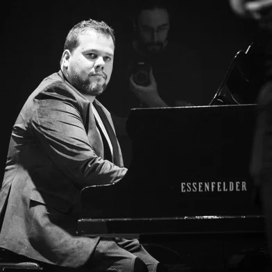 A Semana Gastronômica Bem Brasil faz parte da programação da temporada Bossa Nova & Música Popular Brasileira, que acontece ao longo do mês de janeiro, com shows nas noites de terças-feiras, a partir das 20h, no Quinta São Luiz. Terça-feira (23/01), quem sobe ao palco é a dupla Beto Vianna e Gabriel Lopes, com apresentação em voz, violão e piano, para embalar os corações ávidos por uma música melodiosa e sinuosa que só a Bossa Nova proporciona.  No dia 30/01 é a vez de Bibiana Demore & Letícia Kerschener mostrarem seu talento. FOTO: Gabriel Lopes<!-- NICAID(15657284) -->