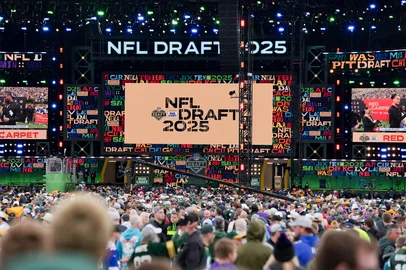 GREEN BAY, WISCONSIN - APRIL 24: Fans attend the 2025 NFL Draft at Lambeau Field on April 24, 2025 in Green Bay, Wisconsin.   Joshua Applegate/Getty Images/AFP (Photo by Joshua Applegate / GETTY IMAGES NORTH AMERICA / Getty Images via AFP)<!-- NICAID(16024103) -->