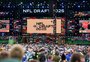 Trocas, surpresas e apostas: confira as escolhas e os destaques da primeira rodada do draft da NFL