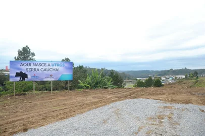 CAXIAS DO SUL, RS, BRASIL, 27/05/2019Novo Campus UFRGS: Evento com autoridades locais em que o  Prefeito de Farroupilha Claiton Gonçalves e o reitor da UFRGS Rui Vicente Oppermann assinaram para a construção do campus. (Lucas Amorelli/Agência RBS)<!-- NICAID(14095526) -->