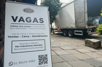 Placa curiosa para contratar no Armazém dos Importados<!-- NICAID(16032056) -->