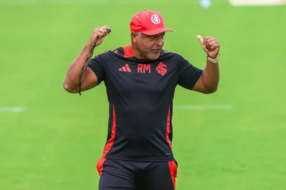 PORTO ALEGRE, RS, BRASIL, 12-03-2025: O técnico Roger Machado comanda treino do Inter no CT Parque Gigante. (Foto: Ricardo Duarte/Inter/Divulgação)<!-- NICAID(15994343) -->
