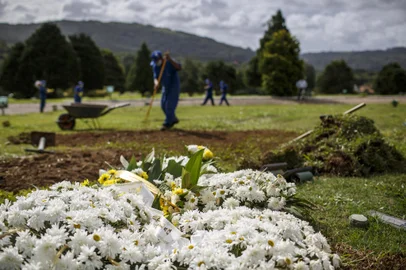 PORTO ALEGRE, RS, BRASIL - Matéria mostra o aumento expressivo de sepultamentos na capital no intervalo de março de 2020 até março de 2021, período que coincide com a chegada do Covid-19 no Brasil. Foram ouvidas Donos de Funerárias,  Proprietários  fábrica de Urnas e Administradores de Cemitérios de Porto Alegre. Na foto: Cemitério Jardim da Paz.  Foto: Jefferson Botega  / Agencia RBSIndexador: Jefferson Botega<!-- NICAID(14747113) -->