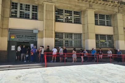 Pelo terceiro dia, contribuintes fazem fila para emitir guia do IPTU na Capital<!-- NICAID(15312354) -->