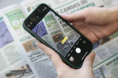 PORTO ALEGRE, RS, BRASIL - 2024.07.02 - A coluna tutorial ensina os leitores do Diário Gaúcho a ler QR-Codes com os seus smartphones. Os resultados das loterias estão sendo disponibilizados dessa forma no jornal. (Foto: André Ávila/ Agência RBS)Indexador: Andre Avila<!-- NICAID(15803444) -->