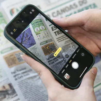 PORTO ALEGRE, RS, BRASIL - 2024.07.02 - A coluna tutorial ensina os leitores do Diário Gaúcho a ler QR-Codes com os seus smartphones. Os resultados das loterias estão sendo disponibilizados dessa forma no jornal. (Foto: André Ávila/ Agência RBS)Indexador: Andre Avila<!-- NICAID(15803444) -->