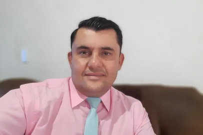 Nas redes sociais, o pastor Dirlei Paiz, um dos presos na operação da PF na sexta, se apresenta como um entusiasta de Bolsonaro e das manifestações de 8 de janeiro. Desde 22 de maio, Paiz trabalha como assessor do presidente da Câmara de Vereadores de Blumenau, Almir Vieira (PP). Ele recebe um salário bruto de R$ 5.075 na função. No dia dos atos, ele publicou um vídeo enaltecendo as ações dos radicais. <!-- NICAID(15513378) -->