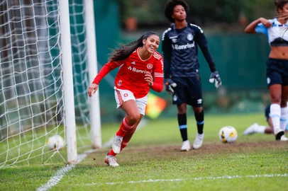 As Gurias Coloradas abriram uma boa vantagem nas semifinais do Brasileirão Feminino sub-20. Na partida de ida, venceram as Gurias Gremistas por 4 a 0, no Estádio Vieirão, em Gravataí.<!-- NICAID(15113785) -->