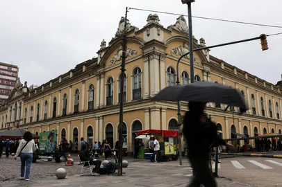 PORTO ALEGRE, RS, BRASIL, 03-10-2025: Comemoração de aniversário de 156 anos de Mercado Público. Tradicional espaço do Centro Histórico de Porto Alegre, o Mercado Público é considerado o mais antigo em atividade no Brasil. Foto: Renan Mattos / Agência RBS<!-- NICAID(16139205) -->