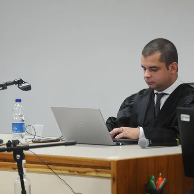 CAXIAS DO SUL, RS, BRASIL, 02/05/2023. Sessão de julgamento de William Fernando Ceconi, pelo Juiz Thiago Dias da Cunha (em destaque na foto). (Bruno Todeschini/Agência RBS)Indexador: ANTONIO VALIENTE / AGENCIA RBS<!-- NICAID(15417574) -->