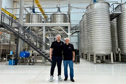 Juliana Bevilaqua / Agência RBS Flores da Cunha, RSUm ano após incêndio, fábrica de chocolates renasce maior e mais moderna em Flores da Cunha. Na foto, Aureo Romanzini e Lucas Romanzini, pai e filho que comandam a Tradição Gourmet ChocolatesJuliana Bevilaqua / Agência RBS<!-- NICAID(16181699) -->