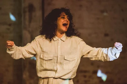 Tânia Farias em Manifesto de uma Mulher de Teatro, do Ói Nóis Aqui Traveiz.<!-- NICAID(15781162) -->