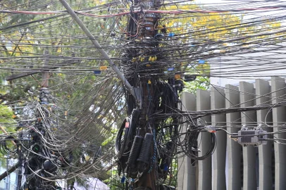 PORTO ALEGRE, RS, BRASIL - 27/10/2023  - Emaranhado de fios na Rua Ramiro Barcelos, e na Ramiro com a Av. Independência. FOTO: RONALDO BERNARDI, AGÊNCIA RBS<!-- NICAID(15581245) -->