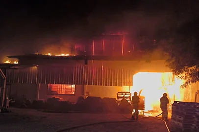 Corpo de Bombeiros / Divulgação Incêndio atinge fábrica de plásticos em Pelota<!-- NICAID(16208962) -->