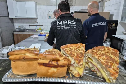 Ministério Público / Divulgação Ministério Público apreende produtos vencidos há mais de três anos em padaria de Sananduva<!-- NICAID(16166358) -->