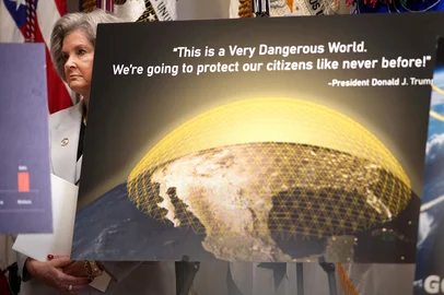 President Trump Announces Plan To Reduce The Cost Of Prescription DrugsWASHINGTON, DC - MAY 12: White House Chief of Staff Susie Wiles looks on from behind a chart on the Golden Dome missile defense system as U.S. President Donald Trump speaks during a press conference in the Roosevelt Room of the White House on May 12, 2025, in Washington, DC. During the event, President Trump signed an executive order aimed at reducing the cost of prescription drugs and pharmaceuticals by 30% to 80%.   Andrew Harnik/Getty Images/AFP (Photo by Andrew Harnik / GETTY IMAGES NORTH AMERICA / Getty Images via AFP)Editoria: HTHLocal: WashingtonIndexador: ANDREW HARNIKSecao: healthcare policyFonte: GETTY IMAGES NORTH AMERICAFotógrafo: CONTRIBUTOR<!-- NICAID(16042340) -->